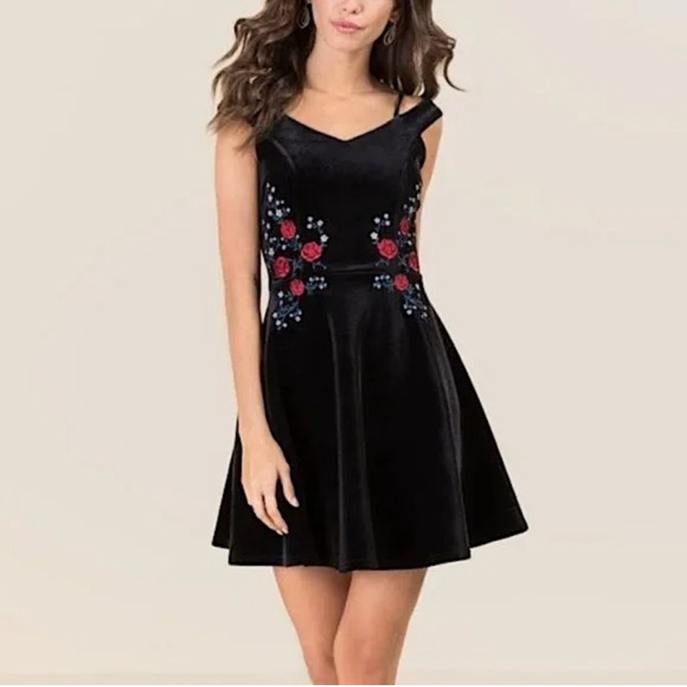 Francesca Velvet Dress Flare Sz M Black Floral Embroidered Red Romantic Peasant